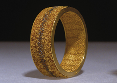 Bracelet 22ct gold and niello. 77mm diameter x 25 mm height